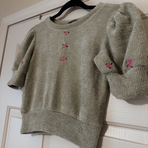 Zara Green Sweater with Pink Accents - Picture 1 of 4